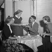 Ungdomar på fikaträff.
21 september 1955.