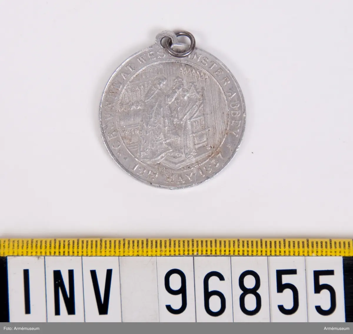 Medalj utan medaljband från Storbritannien med motiv av drottning Elizabeths kröning.