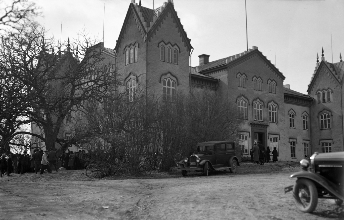 Longs slott utanför Grums går under klubban 1934. Huset användes några år som arbetarförläggning av Karlstad stad och revs år 1944.