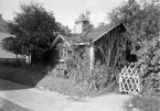 Spångbergsstugan: En rest av det äldsta Herrhagen fast byggnaden ursprungligen flyttades från Lamberget år 1880. Huset stod kvar in på 1970-talet. Bilden tagen i början på 1930-talet.