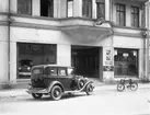 Geijers motoraffär på Västra Torggatan 16 på en bild från 1931. Bilen är en Chevrolet Independence av årets modell.