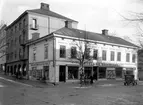 Warumagasinets fastighet på en bild tagen 1934. Huset renoverades efter att ha brandskadats svårt vid ett av dom många pyromandåd som drabbade Karlstad 1959 men efter en vådeld vid en ny renovering 30 år senare revs det.