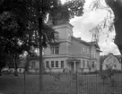 Fitingshoffska villan byggd 1877. Senare ägare var under lång tid regementsläkare C A Haak följd av Nancy Enwall-Gardells husmodersskola, KMV som använde huset till disponentbostad åt Lennart Thorngren, dr Elof Edlund och i nutid sällskapet Länkarna. Bilden tagen 1923.