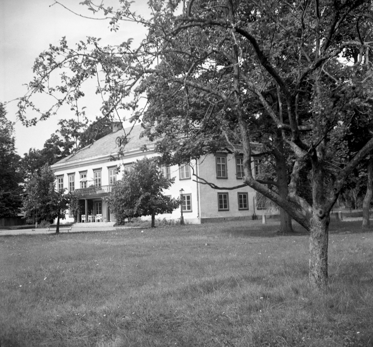 En serie bilder tagna i slutet av 1940-talet av gårdar och bostäder i Karlstads utkanter: Färjestads herrgård