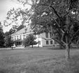 En serie bilder tagna i slutet av 1940-talet av gårdar och bostäder i Karlstads utkanter: Färjestads herrgård