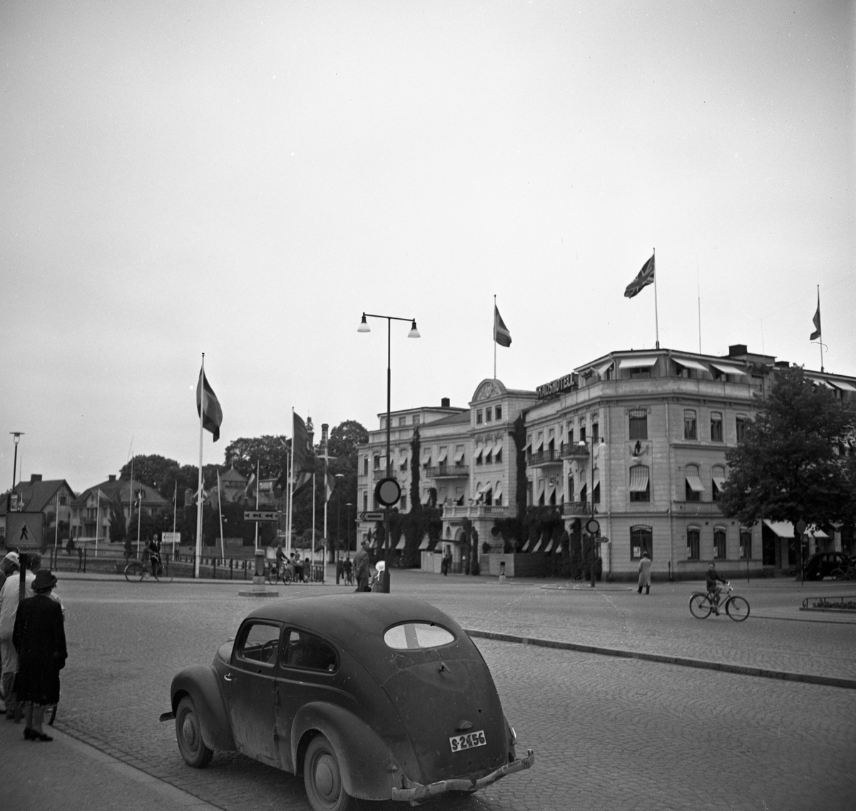 Flaggparad i stråket till museet i samband med öppningen av den Ibero-Amerikanska arkitekturutställningen sommaren 1946.