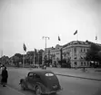 Flaggparad i stråket till museet i samband med öppningen av den Ibero-Amerikanska arkitekturutställningen sommaren 1946.