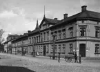 Östra Torggatan från hörnet med Drottninggatan mot torget. Bilden tagen runt förra sekelskiftet.