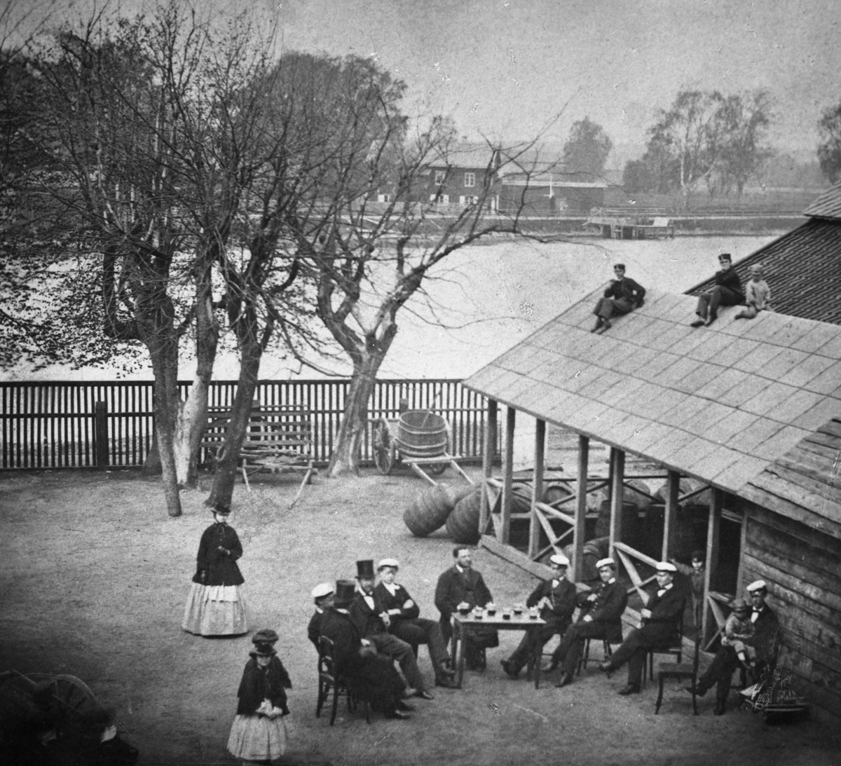 Bryggeritomten i kvarteret Udden söder om Biskopsgården med det Frankeska bryggeriet. Dryckestillverkningen på denna plats pågick i oavbruten följd i 111 år till Pripps la ner verksamheten 1968. Bilden togs av Laura Larsson våren 1864 i samband med Karlstads första studentexamen där en av studenterna i bild hette Lagerstedt. Hon kom från Åmål året innan och var gift med Nya Wermlands-Tidningens ägare Carl Kjellin. Hennes tid som fotograf fick ett abrupt slut då hon avled 1866 i den koleraepidemi som grasserade i Karlstad det året.