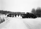 Trippelfordonskrasch i kurvan före järnvägsundergången på Skårevägen år 1937. Olyckan utreds av landsfiskal Manby.