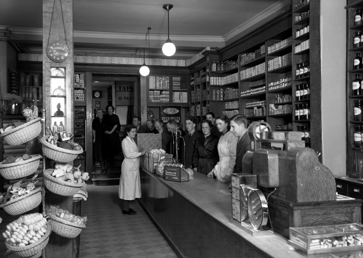 Inredning och personal på Bäckmans färg på Västra Torggatan 9 år 1938.