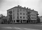 En bild från Hagatorget tagen år 1945 med bl a Karlstad Café AB:s restaurang Falken.
