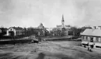 Vy från Hagatorget mot kyrkan. Bilden tagen ca 1900.