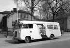 Hakonbolagets kaffebuss utanför kontoret på Drottninggatan 4 i kvarteret Freja år 1951.