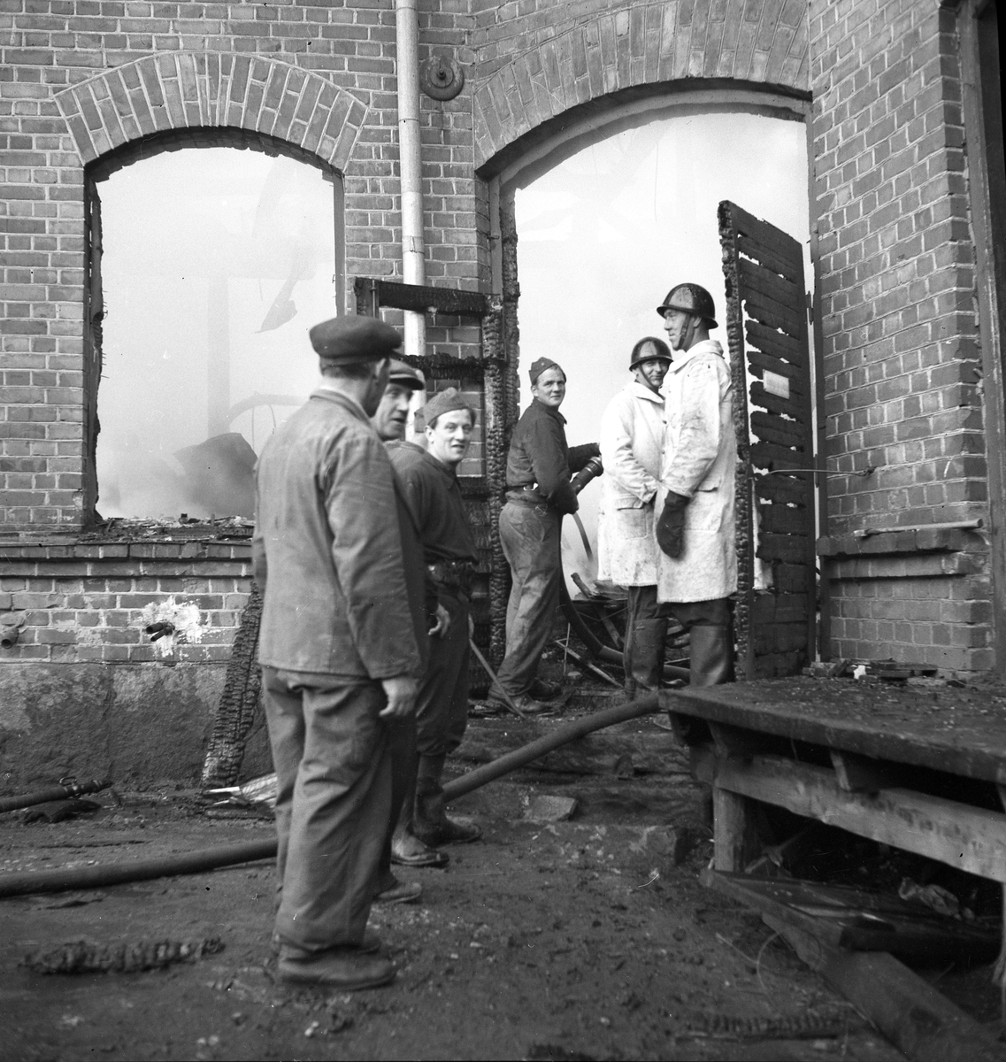 Walfrid Svenssons möbelfabrik på Hagaborg brinner i oktober 1942.