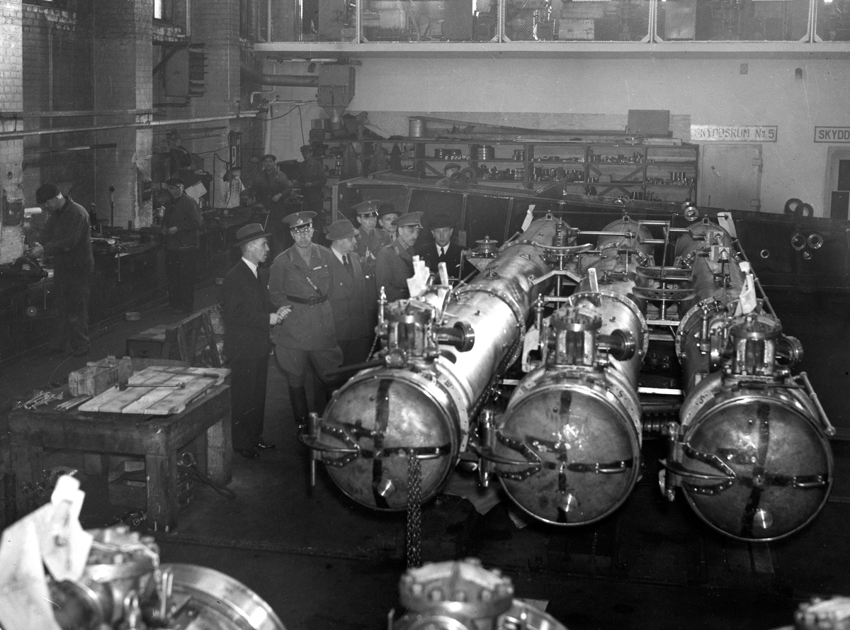 Kronprinsen, sedermera kung Gustav VI Adolf, besöker KMV på Herrhagen 1943.