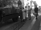 Klädinsamling 1944. Lastbilen står i Herrgårdsgatsbacken utanför församlingshemmet.