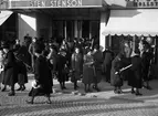 Karlstads husmödrar har på Röda Kvarn vid torget blivit informerade om tvättmedlet Persils förträfflighet våren 1945.