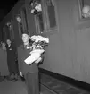 En tidigare fånge från det av SS och Gestapo drivna Grini-lägret utanför Oslo hedras vid ankomsten till Karlstad 1945.