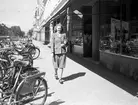 På Drottninggatan inför dagens lektion i Åtvidabergsinstitutets lokal till höger. Bilden togs 1948.