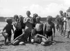 Karlstad stads barnläger vid Alsters strandbad år 1936. Den ursprungliga förlagan till senare tids Bomstads-, Örsholms- och Sundstaläger.