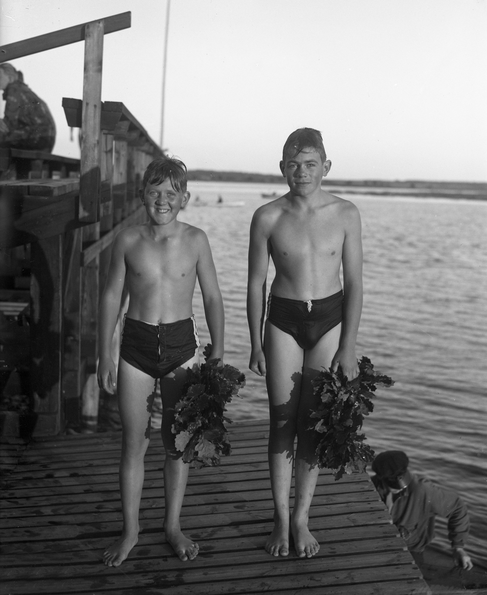 Bildserie från slutet av 1930-talet från Karlstads dåvarande simstadion. Anläggningen låg i anslutning till den s k badholmens östra sida söder om Kanikenäset. Badet invigdes 1923 och togs ur bruk och revs 1943 pga dålig vattenkvalité. En liknande konstruktion som ersatte den på bilderna byggdes upp i Örsholmstjärnet i början av 1950-talet.