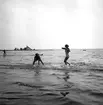 Sköna dagar på stranden, i Vänern eller vid tältet den sista sommaren före kriget, här Bomstadbaden.