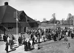 En utställning med fordon från Ford  i och omkring det vid  vid fototillfället före detta ridhuset som låg alldeles väster om Karolinen. Bilden tagen 1939.