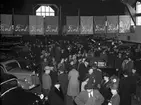 En utställning med fordon från Ford  i och omkring det vid  vid fototillfället före detta ridhuset som låg alldeles väster om Karolinen. Bilden tagen 1939.