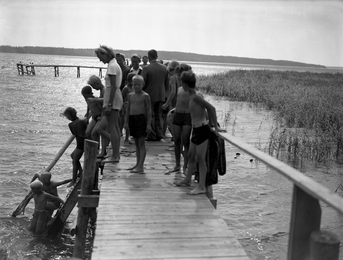 Karlstad stads barnläger vid Alsters strandbad år 1940. Den ursprungliga förlagan till  senare tids Bomstads-, Örsholms- och Sundstaläger.