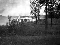 Bild från en av de s k Hjärpe-bränderna. Damastvävaren Widlu