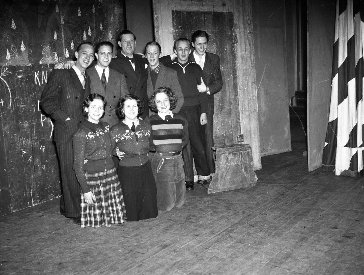 Sång- och showgruppen "Vårat gäng" på Karlstads teater 1942.