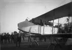 Premiär för första flyget i Karlstad med den franske piloten Maurice Chevillard vid spakarna och Karlstadsbon Åke Nerman som passagerare. Bilden tagen den 5 oktober 1913.