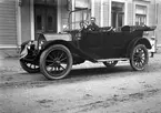 Olle Andersson i en bil av märket  Nyberg 40Hp (Model 4-40) 7-Passenger Touring 1913 
Bilden är tagen utanför Karl Nyströms ateljé på Södra Klaragatan 2.