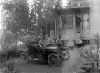 Karl Vilhelm Nyström, ägare av J P Nyströms orgel- och pianofabrik, med hustru Anna i sin nyinköpta Lion Peugeot type VA. Bilden togs 1910 vid villan i Skattkärr. När Wilhelm avled 1937 tog sonen Boo över företaget.