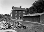 Trevåninga vid Östra Hyttan under rivning år 1946.