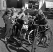 En motorcykel fångar intresset på Hagatorget våren 1950.