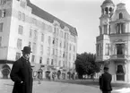 Okänd herre i Karlstadsmiljö med Drott och Centralhotellet i blickfånget på 1920-talet.