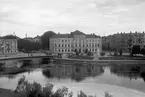 Residenset och omgivande byggnader på en bild tagen under första halvan av 1930-talet.