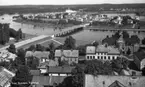 Vy tagen från kyrktornet över nybyggda Tingvallabron och Sundsta. Bilden är från 1936 och bron togs i bruk den 6 juli året innan.