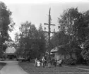 Midsommarfirande runt 1910 i Klara. På samma plats finns nu den äldsta fastigheten i länstyrelsens kvarter med Bryggaregatan utanför bild till höger. Fotografens familj bodde från 1885, okänt hur länge, i huset till höger.