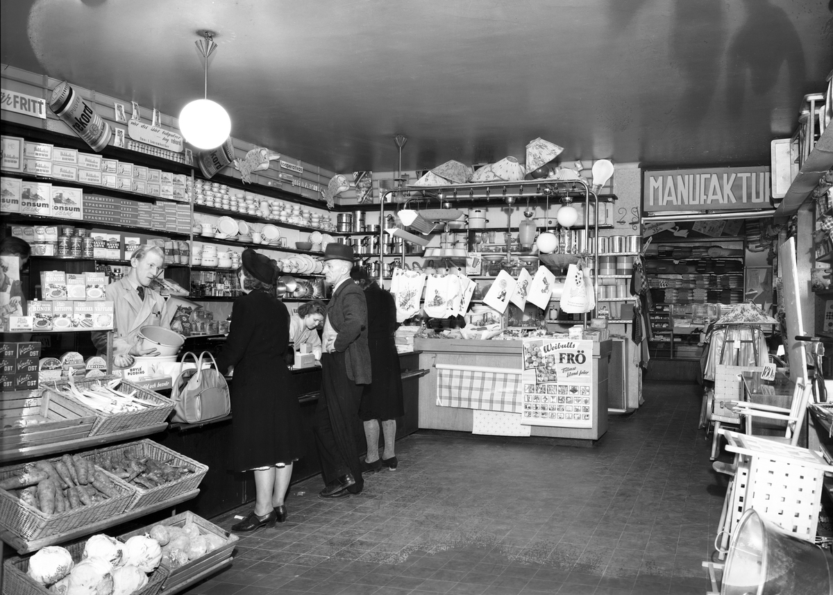 Interiörbild från en Konsumbutik någonstans i Arvika med omnejd. Bilden togs 8/4 1949.