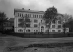 Flickskolan ca 1915 med gymnastiksal anslutande till norra gaveln.