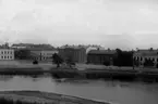 Residenstorget och Älvgatan ca år 1905. Hörnhuset till vänster byggdes på med 2 plan 1907. I huset längst till höger låg Wermlandsbanken ytterligare några år innan flytten till torget.