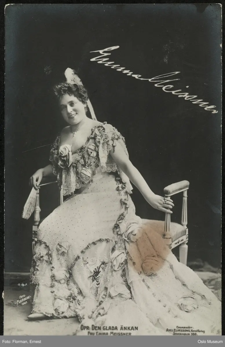 portrett, kvinne, skuespillerinne, operettesangerinne, rollebilde "Den glade enke", sittende helfigur, kostyme