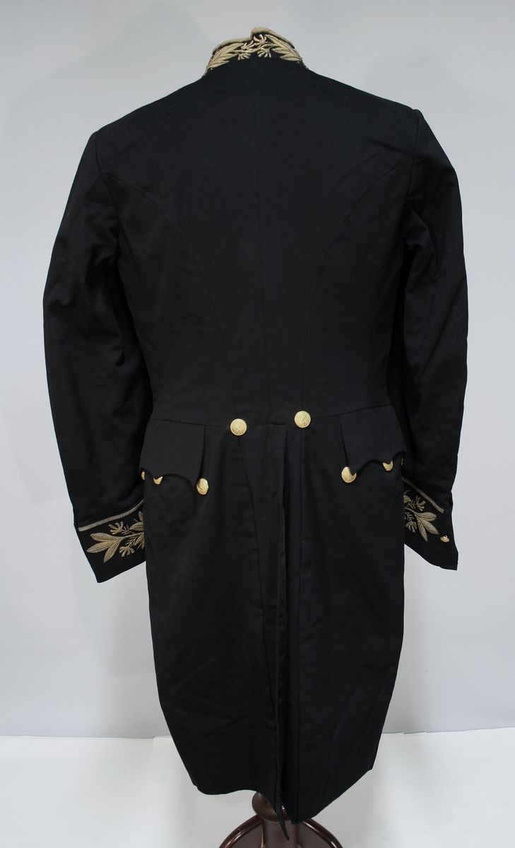 Gullbrokade på ermer og krave.