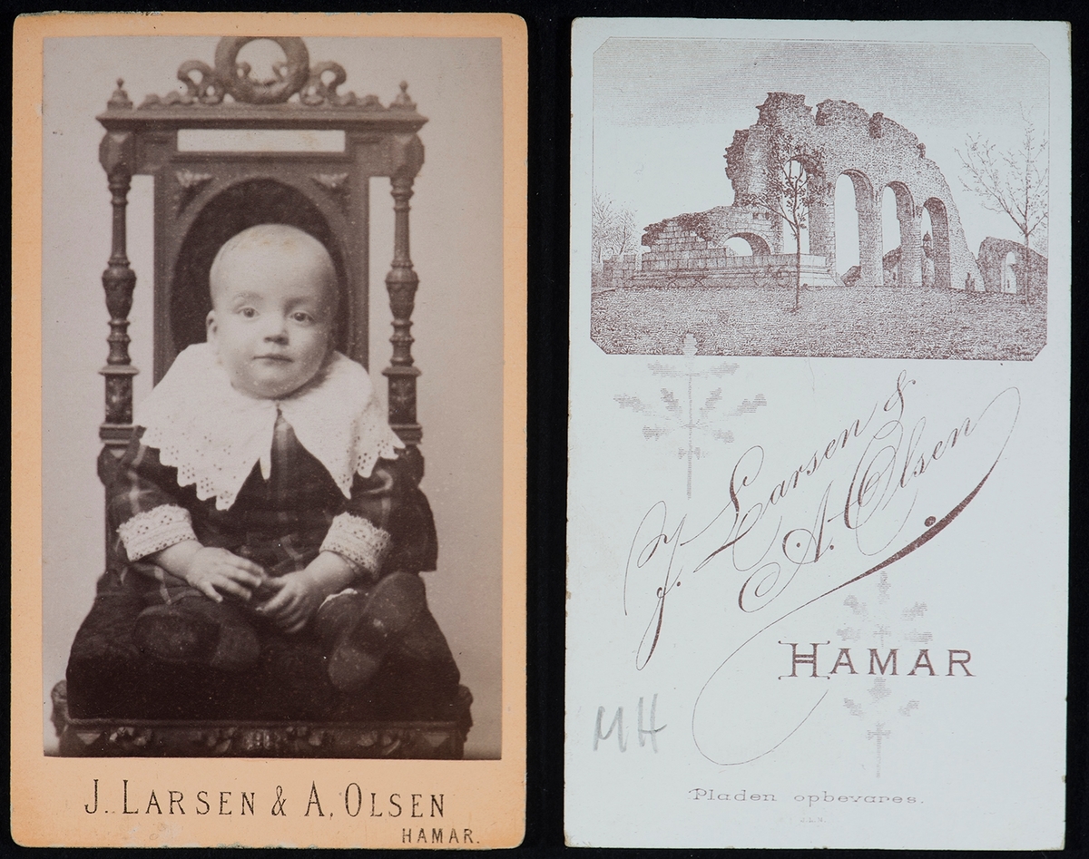 Visittkort, logo Domkirkeruinen. Fotografene Larsen & Olsen, Hamar. Barnefoto, ukjent.