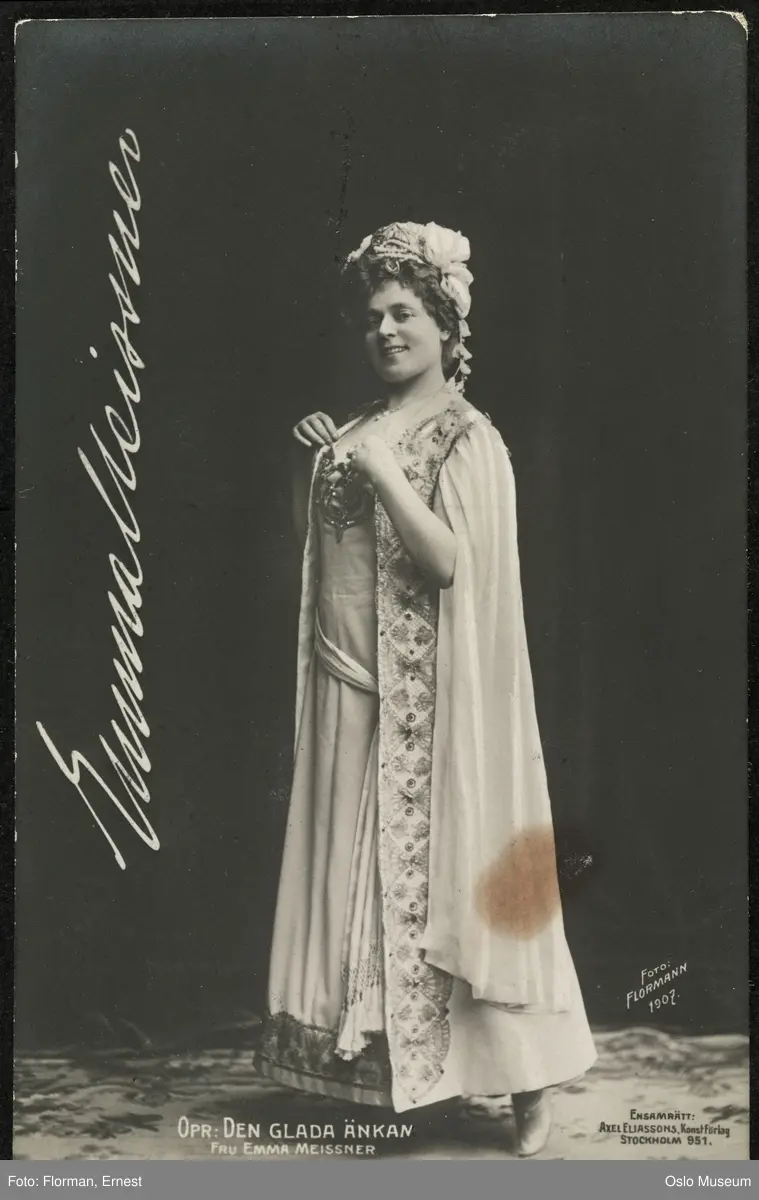 portrett, kvinne, skuespillerinne, operettesangerinne, rollebilde "Den glade enke", stående helfigur, kostyme