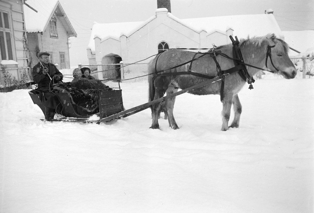 Imerslund, store, Vang H. Hest og slede, ukjente.