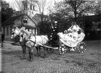 Ett ekipage i 1906 års Barnens dags-tåg. Bilden tagen i korsningen HerrgårdsgatanÖstra Torggatan.